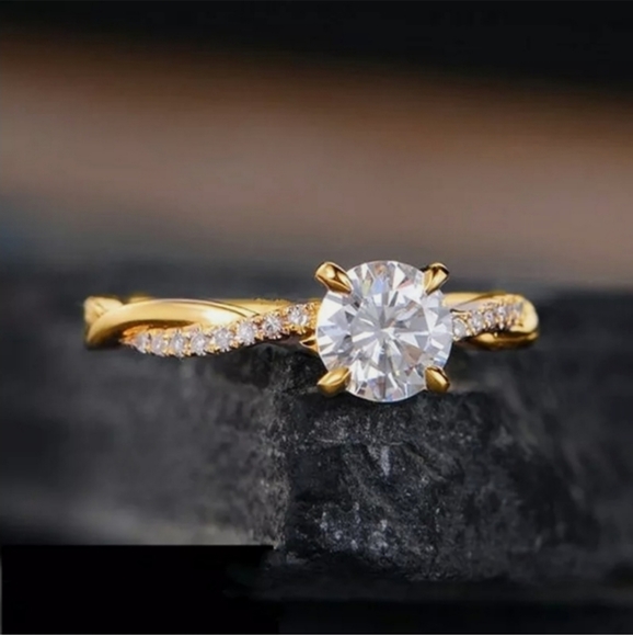 New Gorgeous 18K Yellow Gold Plated Ring - Picture 7 of 8